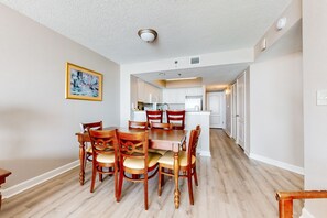 Dining - 10th-floor oceanfront snowbird-friendly condo with pool, hot tub, & AC (Myrtle Beach)