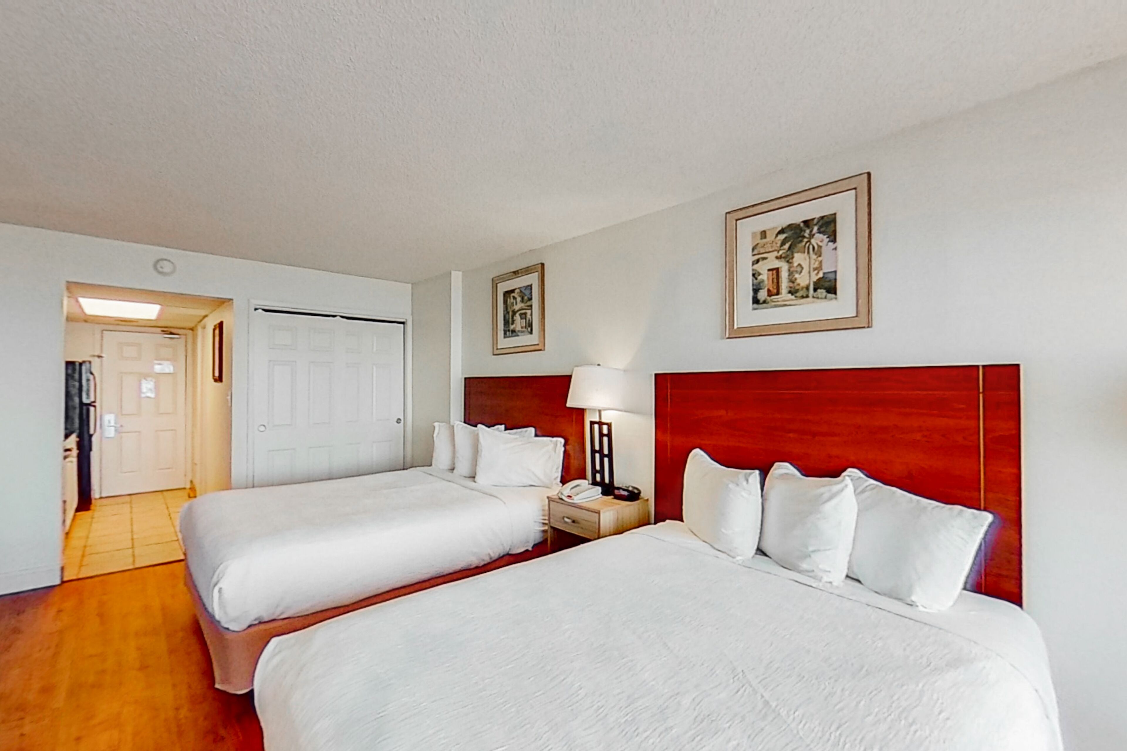 مكواة/لوح كي وخدمة الإنترنت وملاءات أسرّة