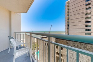 Property grounds - 7th-floor partial ocean-view snowbird-friendly condo with pool & hot tub (Myrtle Beach)