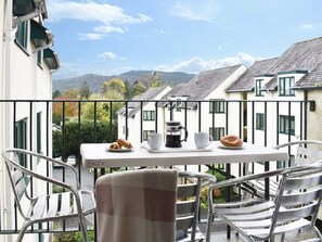 Outdoor dining - Claife View - Parking, Balcony, 1 min walk to central Bowness (Bowness-on-Windermere)