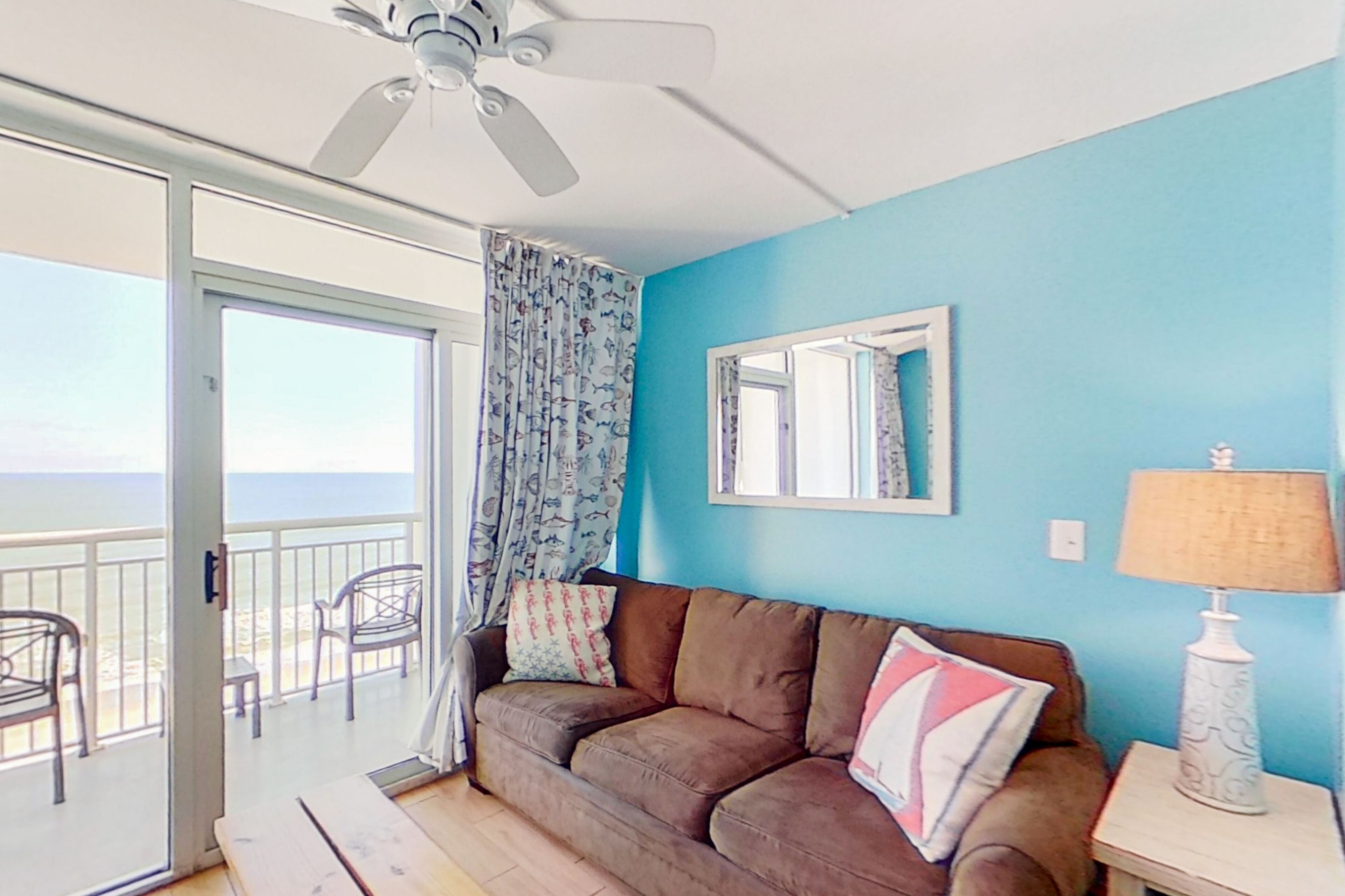 Oceanfront 11th-floor studio with hot tubs, pools, lazy river, gym, balcony, AC