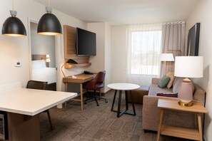 Desk, blackout curtains, iron/ironing board, free cots/infant beds - Staybridge Suites Temecula Wine Country by IHG (Temecula)