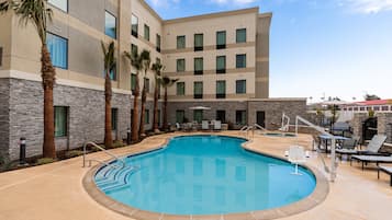 Een seizoensgebonden buitenzwembad