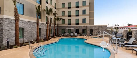 حمّام سباحة خارجي موسمي