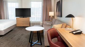 Escritorio, cortinas blackout y tabla de planchar con plancha