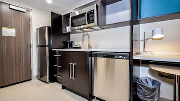 Full-size fridge, microwave, dishwasher, coffee/tea maker