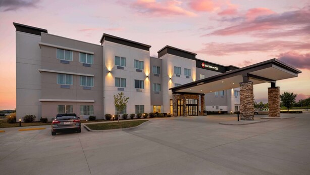 A modern hotel with a covered entrance and a car parked in front. - Best Western Plus Jefferson (Jefferson)