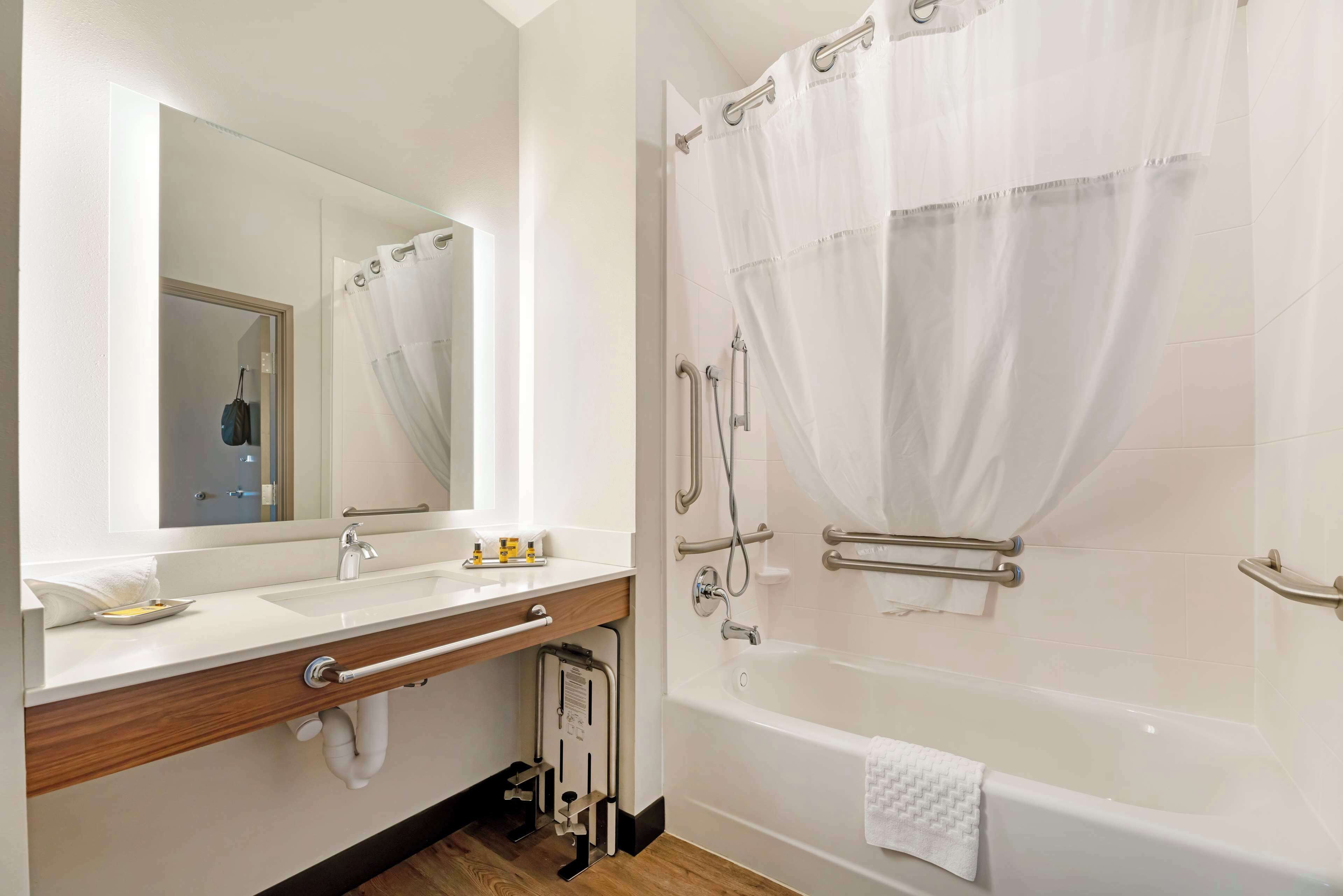 combined shower/bathtub, hair dryer, towels