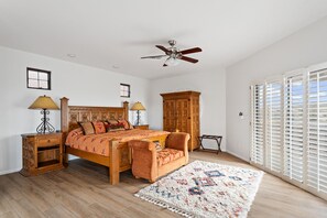 7 bedrooms, iron/ironing board, travel cot, free WiFi - Happy Valley Hideaway | Resort-like home with amazing views & walking distance to hiking trails! (Phoenix)
