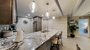 Íbúð - 2 svefnherbergi | Einkaeldhús | Ísskápur, bakarofn, kaffivél/teketill, brauðrist