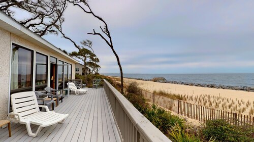 Oakridge Cottage 3 bedrooms, 2 baths, ocean view sundeck