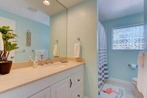 Combined shower/bathtub, hair dryer, towels, soap - Escape the cold, dreary winter days and head to tropical weather and waters! (Marathon)