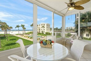 Outdoor dining - Island House Beach Resort 11S (Siesta Key)