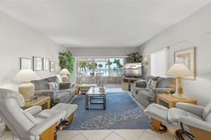 Smart-TV, DVD-Player, Tischfußball, Tischtennisplatte