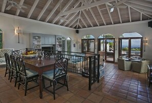 Dining - Magical Mystic Ridge, 10 min to North Shore Beachs (Coral Bay)