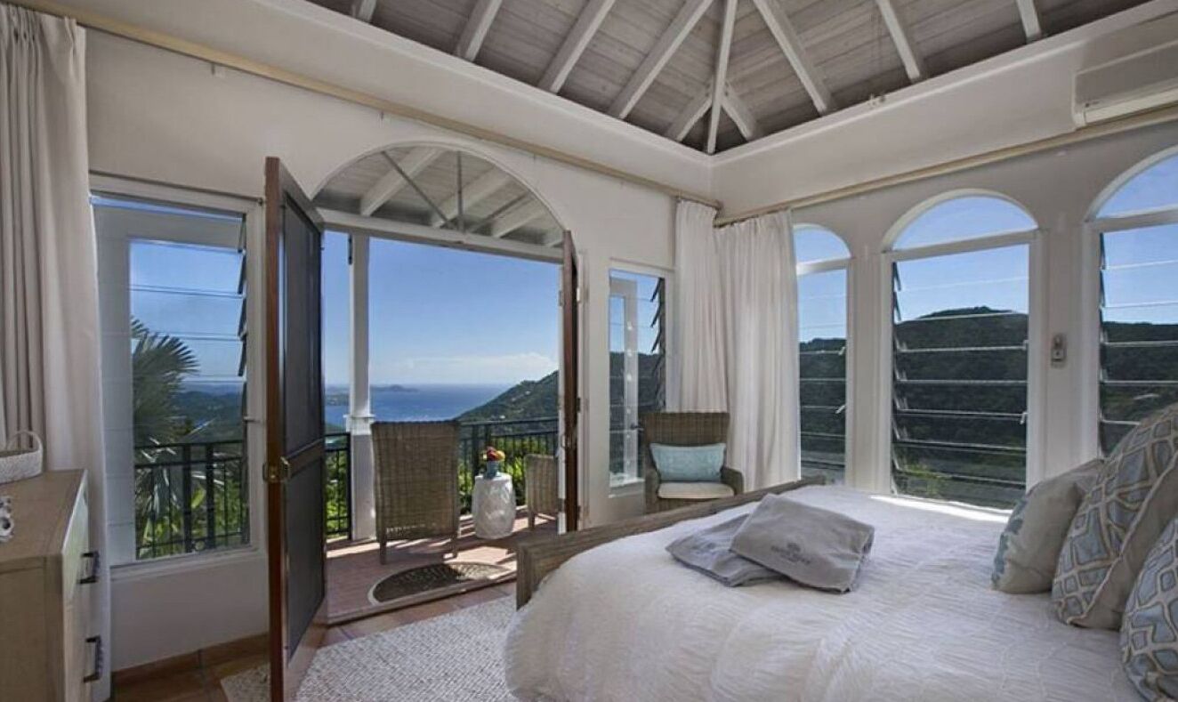 4 habitaciones, tabla de planchar con plancha y cuna de viaje 