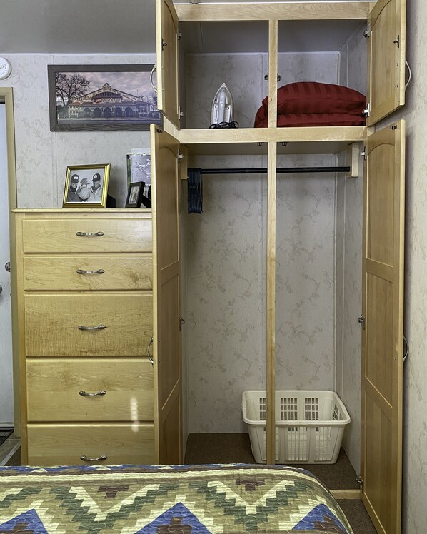 2 Schlafzimmer, Schreibtisch, Bügeleisen/Bügelbrett, kostenloses WLAN