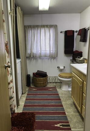 Dusj, hårføner, håndklær og såpe