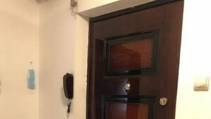 Una puerta de madera cerrada con manija y cerradura.
