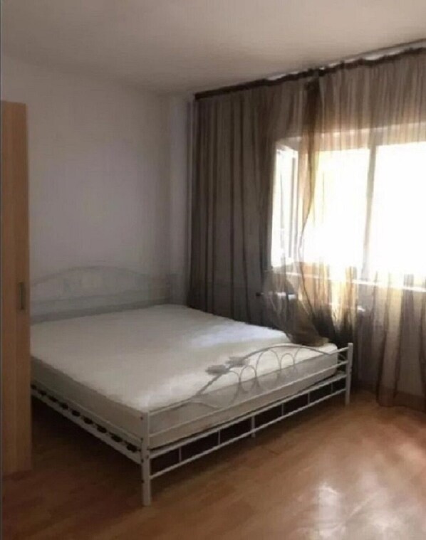 1 bedroom, bed sheets