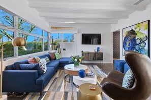 Smart TV, books, stereo, offices