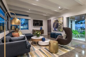 Una Smart TV, libros, un reproductor estéreo, una oficina