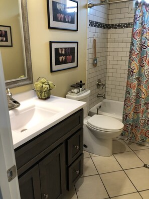 Combined shower/tub, towels, soap, toilet paper
