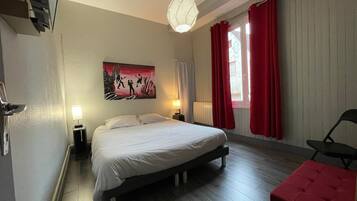 1 slaapkamer, een strijkplank/strijkijzer, gratis wifi, beddengoed