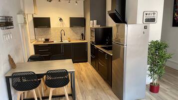 Een koelkast, een microgolfoven, een oven, een kookplaat