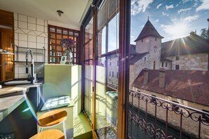 Fridge, microwave, oven, stovetop - Le Balcon du Palais de l'Isle - Aprtement 4* with stunning views (Annecy)