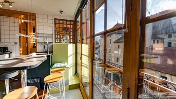 Kjøleskap, mikrobølgeovn, ovn og kokeplater