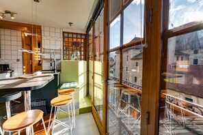 Fridge, microwave, oven, stovetop - Le Balcon du Palais de l'Isle - Aprtement 4* with stunning views (Annecy)
