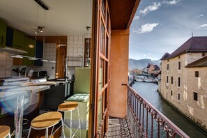 Outdoor dining - Le Balcon du Palais de l'Isle - Aprtement 4* with stunning views (Annecy)
