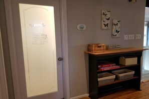 Interior - Hillside Cottage In The Pines With Great Views (Williams)