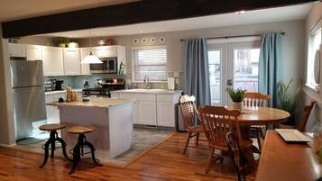 Frigorifero, microonde, forno, piano cottura