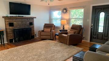 TV, caminetto, lettore DVD