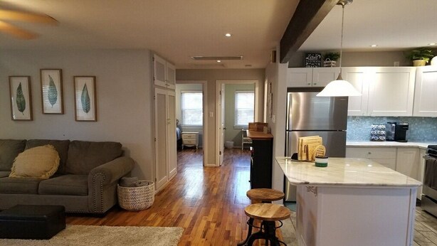 A modern apartment with a living room, kitchen, and dining area. - Hillside Cottage In The Pines With Great Views (Williams)