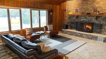 TV connectée, cheminée, livres