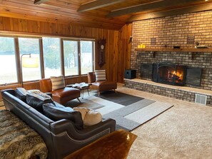 Smart-TV, Kamin, Bücher