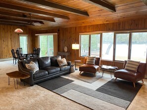 Smart-TV, Kamin, Bücher
