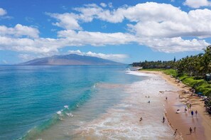 Una spiaggia nelle vicinanze, lettini da mare, teli da spiaggia