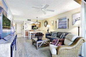 Smart TV - Naples Resort Living  at its Finest . (Naples)