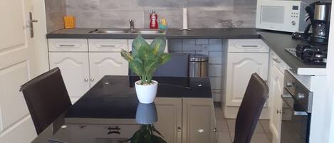 Réfrigérateur, micro-ondes, four, plaque de cuisson