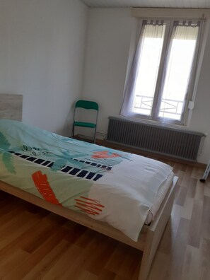 4 Schlafzimmer, Reisekinderbett, kostenloses WLAN, Bettwäsche