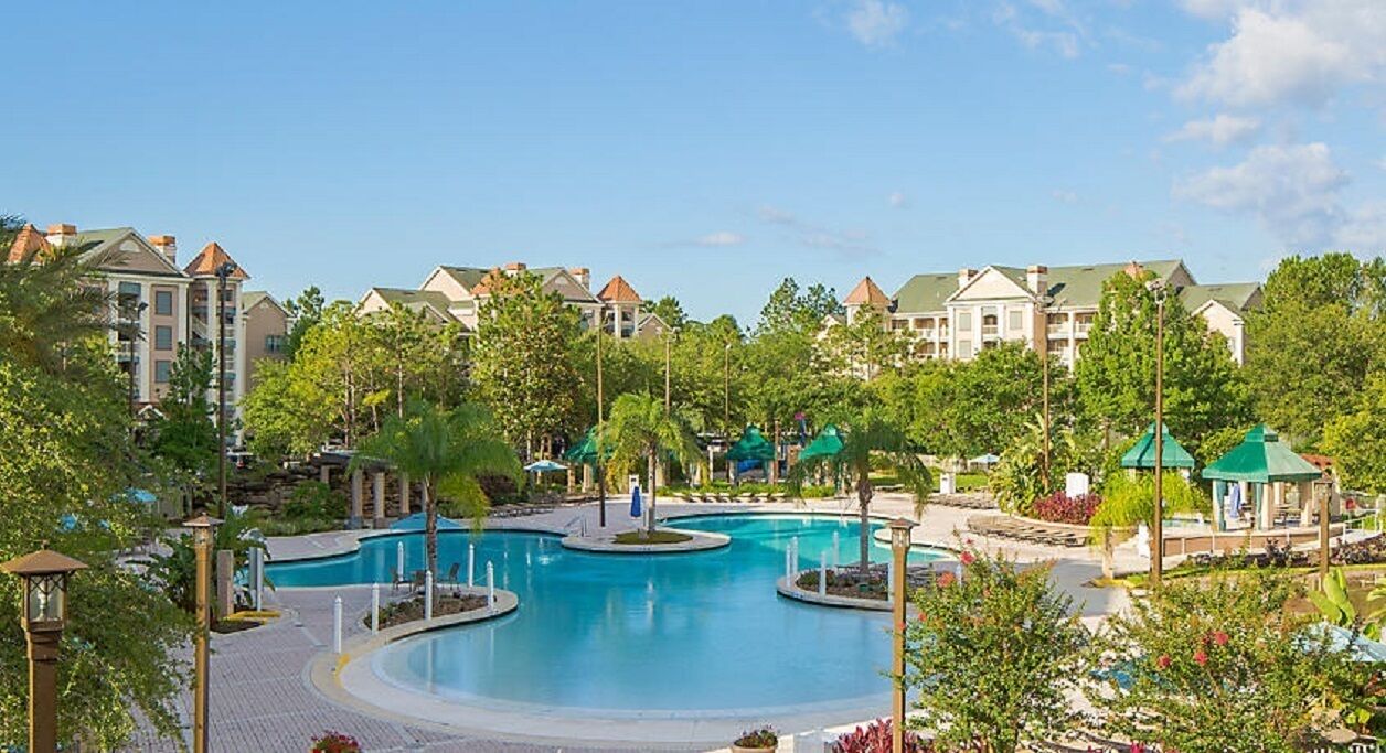 Utendørsbasseng og et oppvarmet basseng