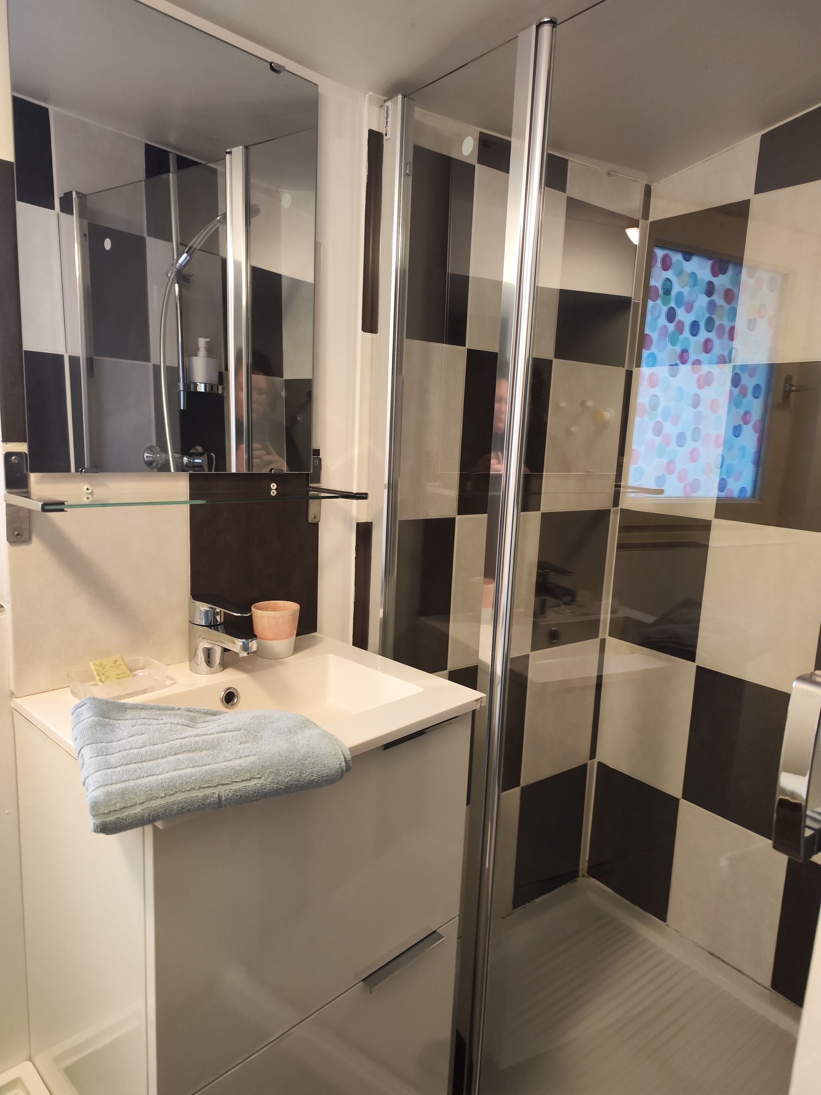 Badewanne, Haartrockner, Handtücher, Seife