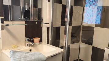 Baignoire, sĂšche-cheveux, serviettes fournies, savon