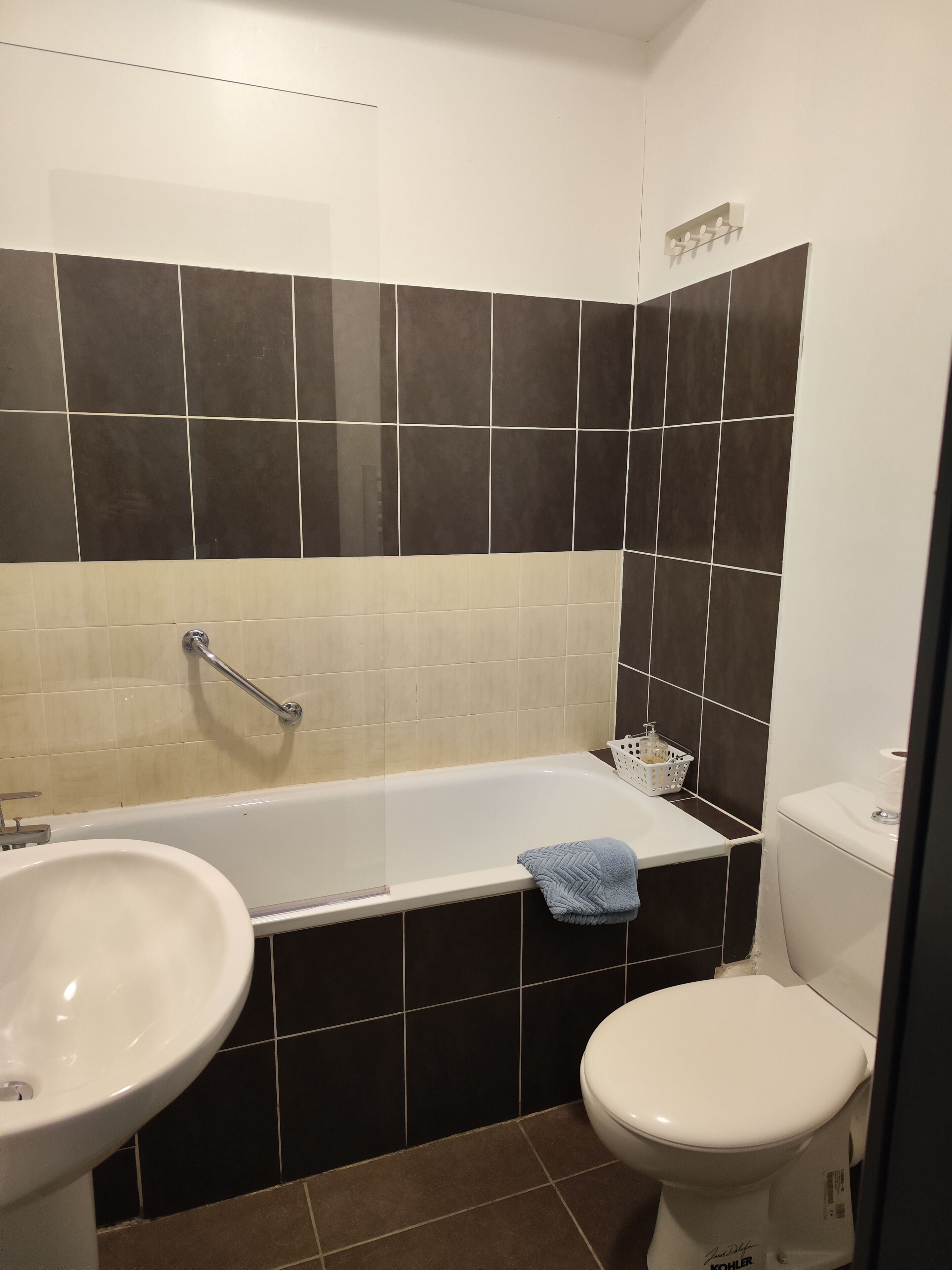 Badewanne, Haartrockner, Handtücher, Seife