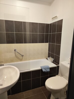 Bathtub, hair dryer, towels, soap - Bed & Breakfast Le Vigan (Bez-et-Esparon)