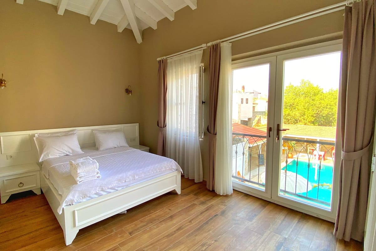 Habitación doble superior, vista a la alberca | 2 habitaciones, ropa de cama de alta calidad y minibar